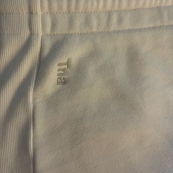 ARITZIA TNA Fleece Boyfriend Shorts Medium *Never Worn* - Picture 4 of 6